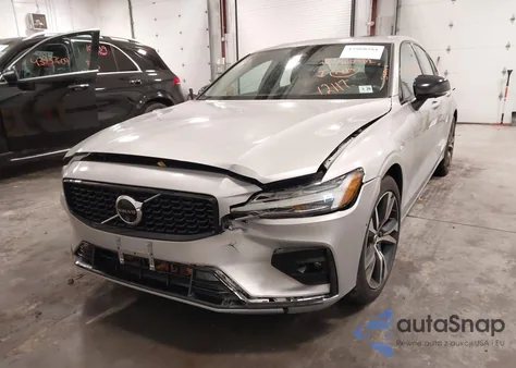 2024 Volvo S60 B5 Plus Dark Theme z USA, uszkodzony, nr VIN 7JRL12TL6RG317749